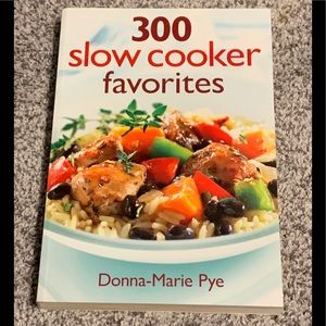 300 Slow Cooker Favourites Pye, Donna Cookbook